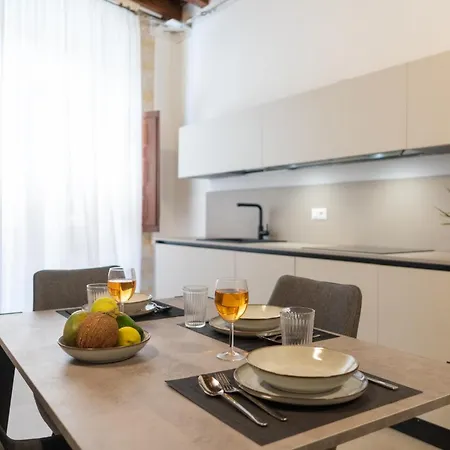 Guesthost - Petra Marina Syrakus