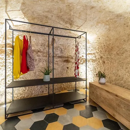 Guesthost - Petra Marina