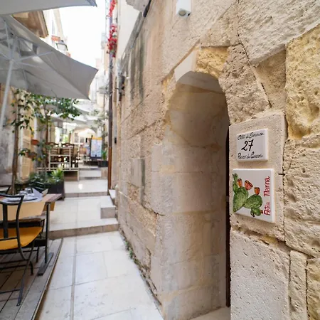 Guesthost - Petra Marina